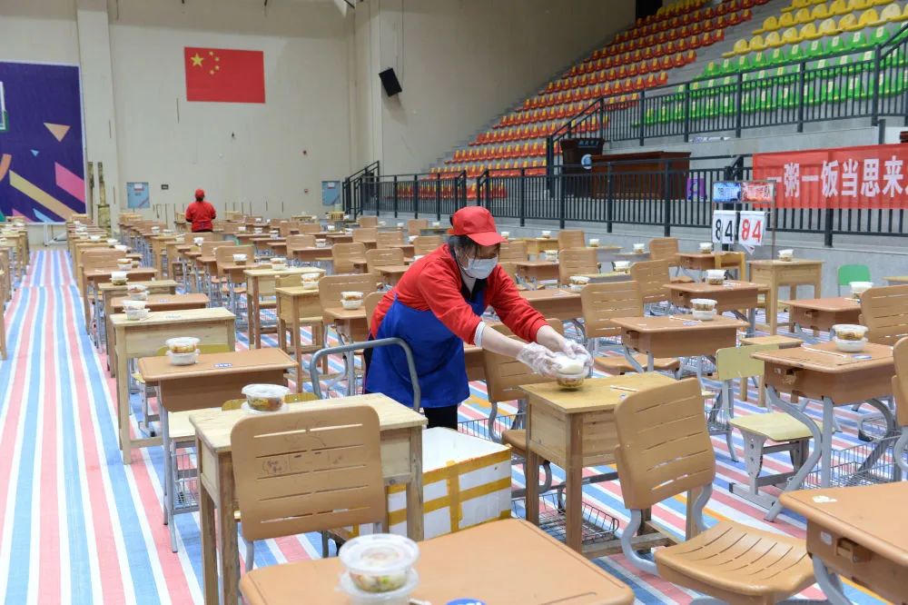 月日長郡湘府中學(xué)食堂工作人員提前將飯菜擺放至課桌上新華社發(fā)陳振海攝